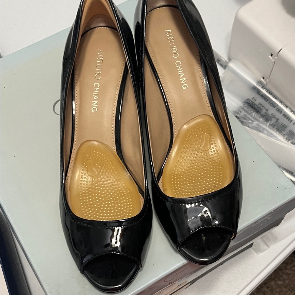 Arturo Chiang black patent dress wedges with open toe excellent condition